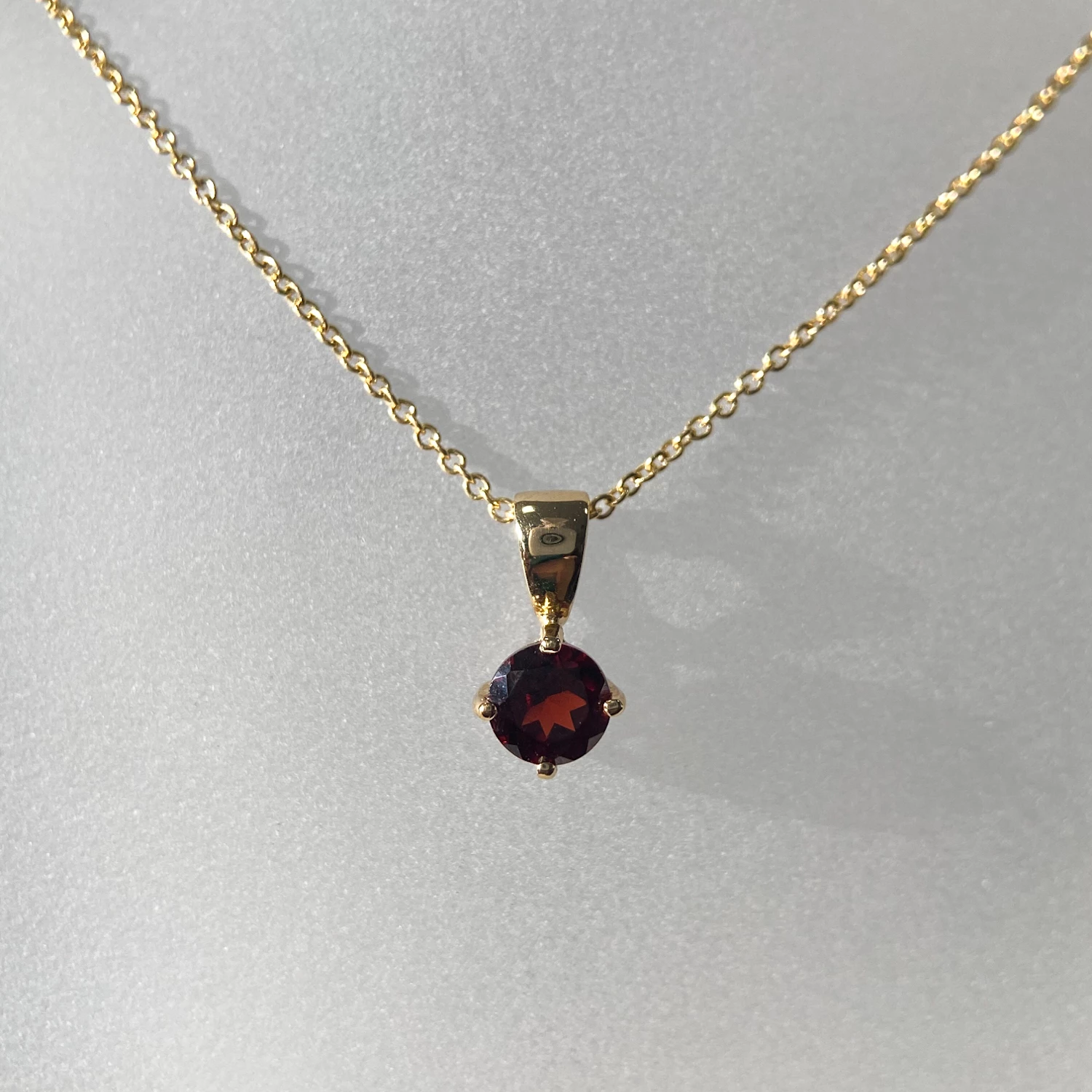 Round Garnet Pendant in 9K Yellow Gold