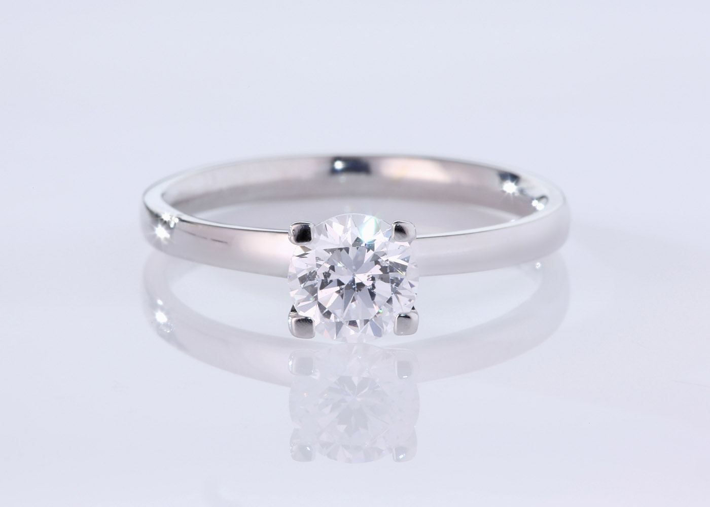 Round Brilliant Lusso Diamond Ring in Platinum 360 image